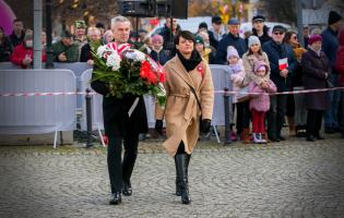 Delegacja składa kwiaty przy pomniku