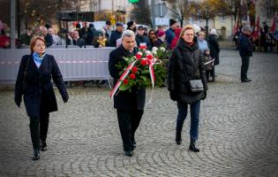 Delegacja składa kwiaty przy pomniku