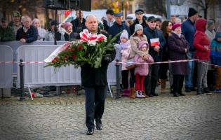 Delegacja składa kwiaty przy pomniku