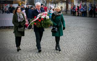 Delegacja składa kwiaty przy pomniku