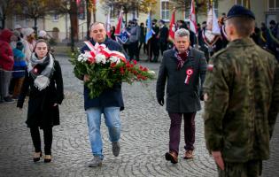 Delegacja składa kwiaty przy pomniku