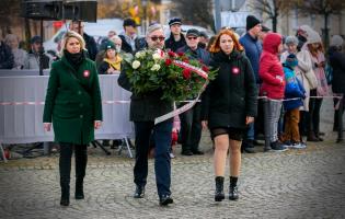 Delegacja składa kwiaty przy pomniku