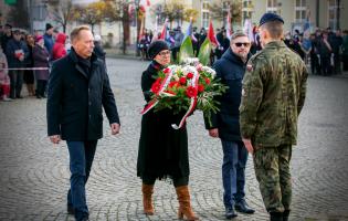 Delegacja składa kwiaty przy pomniku
