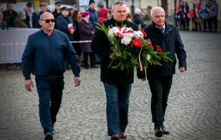 Delegacja składa kwiaty przy pomniku