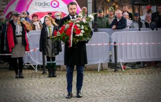 Delegacja składa kwiaty przy pomniku