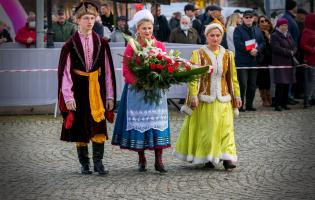 Delegacja składa kwiaty przy pomniku
