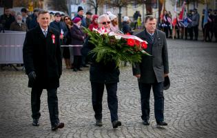Delegacja składa kwiaty przy pomniku
