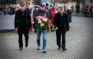 Delegacja składa kwiaty przy pomniku