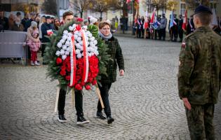 Delegacja składa kwiaty przy pomniku
