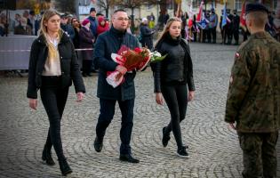 Delegacja składa kwiaty przy pomniku