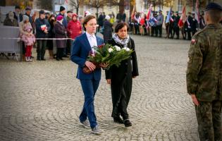 Delegacja składa kwiaty przy pomniku