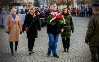 Delegacja składa kwiaty przy pomniku