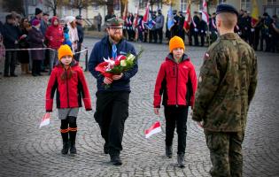 Delegacja składa kwiaty przy pomniku