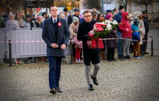 Delegacja składa kwiaty przy pomniku