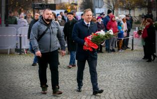 Delegacja składa kwiaty przy pomniku