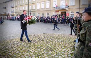 Delegacja składa kwiaty przy pomniku