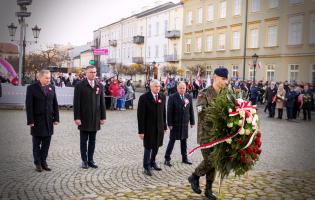 Delegacja składa kwiaty przy pomniku