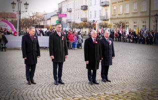 Delegacja składa kwiaty przy pomniku