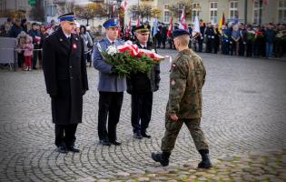 Delegacja składa kwiaty przy pomniku