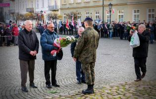 Delegacja składa kwiaty przy pomniku