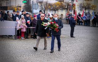 Delegacja składa kwiaty przy pomniku