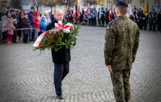 Delegacja składa kwiaty przy pomniku