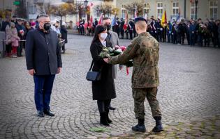 Delegacja składa kwiaty przy pomniku