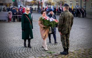 Delegacja składa kwiaty przy pomniku