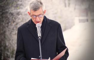 Składanie kwiatów przy pomniku "Ulotka"