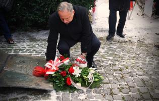 Składanie kwiatów przy pomniku "Ulotka"