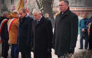 Składanie kwiatów przy pomniku "Ulotka"