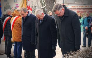 Składanie kwiatów przy pomniku "Ulotka"