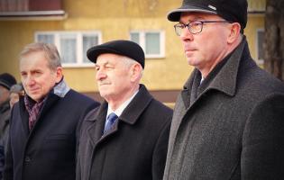 Składanie kwiatów przy pomniku "Ulotka"