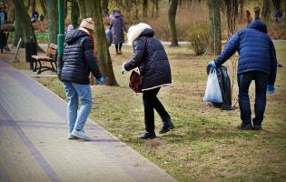 Ukraińcy sprzątają w Parku Traugutta