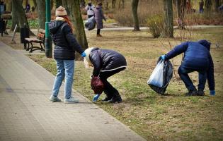 Ukraińcy sprzątają w Parku Traugutta