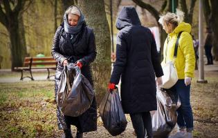 Ukraińcy sprzątają w Parku Traugutta