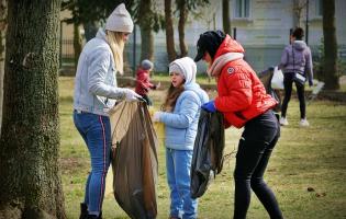 Ukraińcy sprzątają w Parku Traugutta