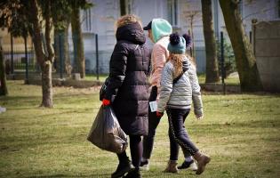 Ukraińcy sprzątają w Parku Traugutta