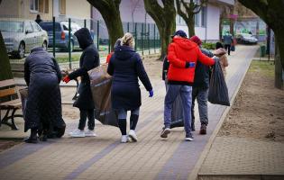 Ukraińcy sprzątają w Parku Traugutta