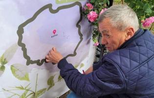 Plenerowe stoisko urzędu miasta podczas Pikniku Wśród Róż