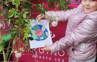 Plenerowe stoisko urzędu miasta podczas Pikniku Wśród Róż