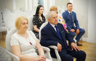 Prezydent Burzyński wręcza odznaczenia za długoletnie pożycie małżeńskie