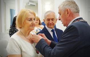 Prezydent Burzyński wręcza odznaczenia za długoletnie pożycie małżeńskie