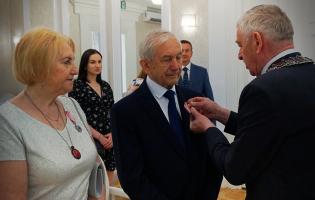 Prezydent Burzyński wręcza odznaczenia za długoletnie pożycie małżeńskie