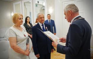 Prezydent Burzyński wręcza odznaczenia za długoletnie pożycie małżeńskie