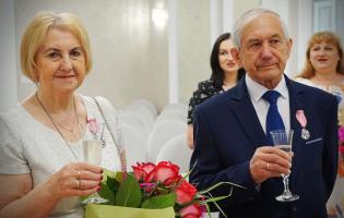 Prezydent Burzyński wręcza odznaczenia za długoletnie pożycie małżeńskie