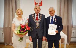 Prezydent Burzyński wręcza odznaczenia za długoletnie pożycie małżeńskie