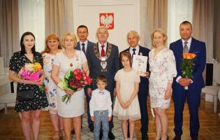 Prezydent Burzyński wręcza odznaczenia za długoletnie pożycie małżeńskie