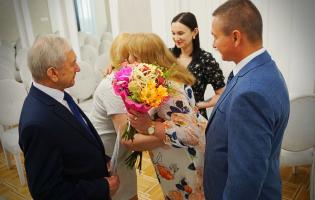 Prezydent Burzyński wręcza odznaczenia za długoletnie pożycie małżeńskie
