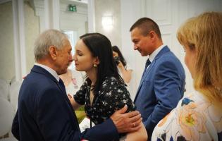 Prezydent Burzyński wręcza odznaczenia za długoletnie pożycie małżeńskie